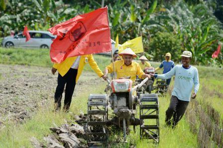 Cagub Riau Nomor Empat Bajak Sawah di Bunga Raya 